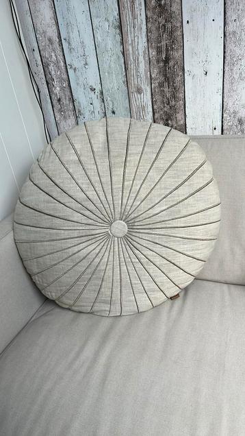 Rond Zusss kussen beschikbaar voor biedingen