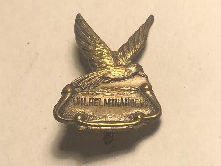 Metalen WILHELMINAHOEVE VLIEGENDE VOGEL Broche (Metaalkl.)., Verzamelen, Speldjes, Pins en Buttons, Zo goed als nieuw, Speldje of Pin