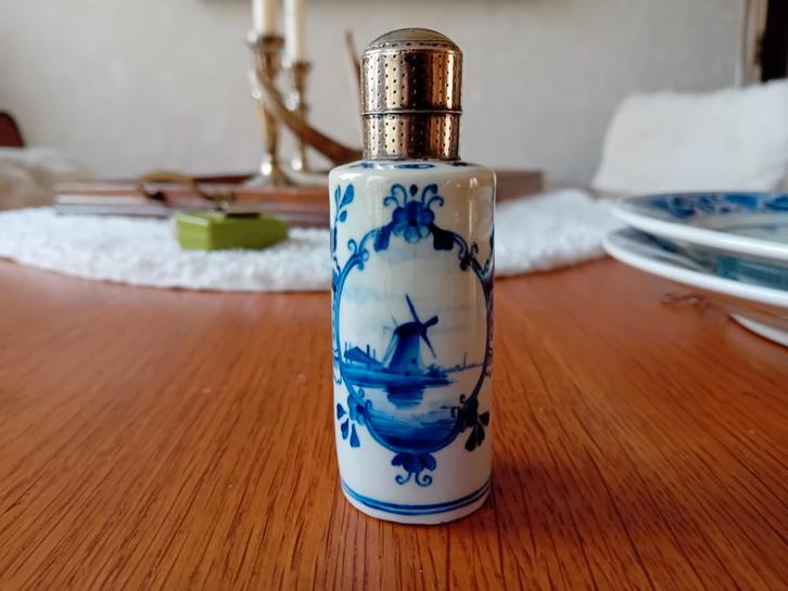 PARFUM FLESJE DELFTS BLAUW ZILVEREN  DOP GEMERKT ODEUR FLES, Antiek en Kunst, Antiek | Porselein, Ophalen of Verzenden