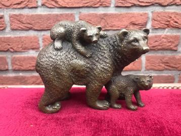 gedetailleerd bronzen beeld, de berenfamilie beschikbaar voor biedingen