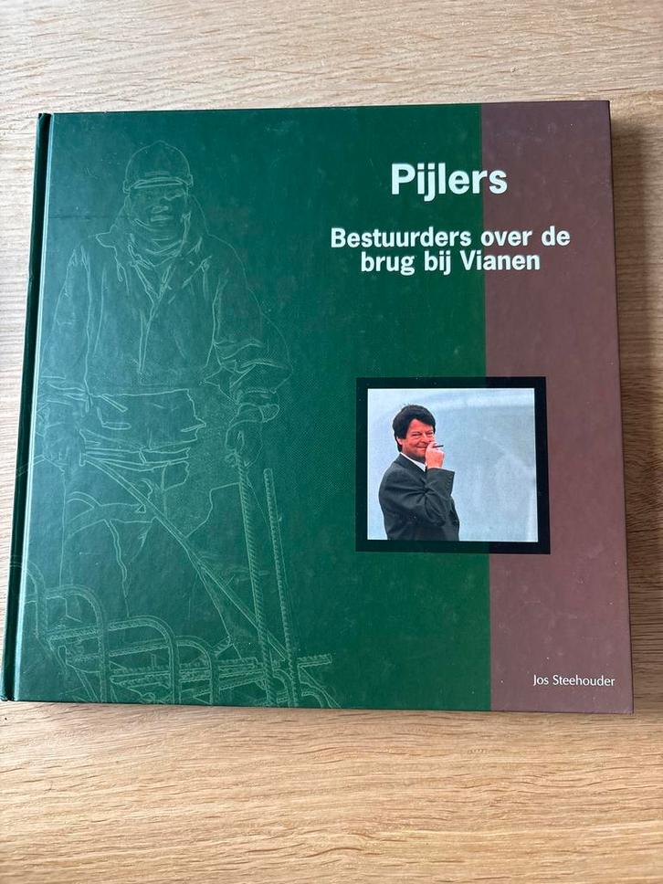 Pijlers - Bestuurders over de brug bij Vianen, Boeken, Geschiedenis | Stad en Regio, Zo goed als nieuw, 20e eeuw of later, Ophalen of Verzenden