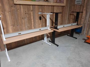 Bureau verstelbare poten.  beschikbaar voor biedingen