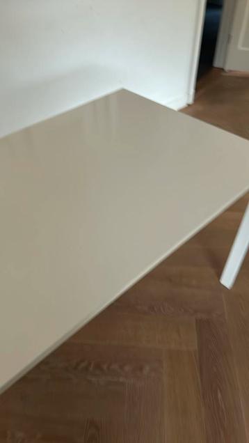 Tafel/bureau weinig gebruikssporen beschikbaar voor biedingen