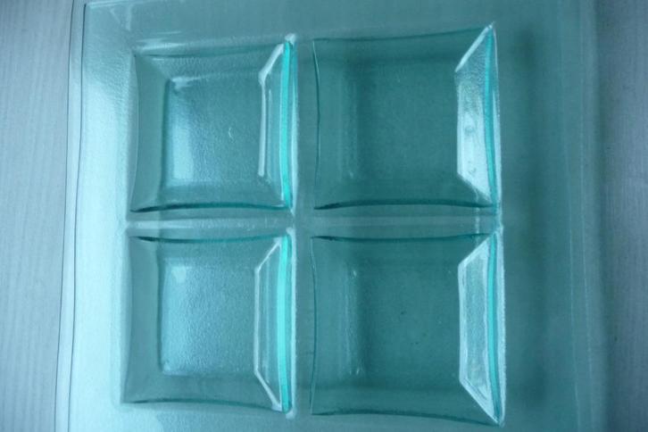 1 glazen hapjesschaal met 4 losse inzetbakjes, Huis en Inrichting, Woonaccessoires | Schalen en Manden, Zo goed als nieuw, Schaal