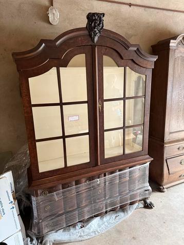 Antieke vitrinekast - 1.37m breed beschikbaar voor biedingen