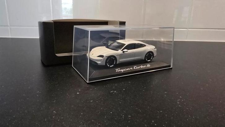 Minichamps 1:43 Porsche Taycan Turbo S wit, Hobby en Vrije tijd, Modelauto's | 1:43, Zo goed als nieuw, Auto, MiniChamps, Ophalen