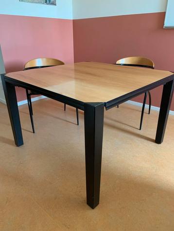 Vierkante uitschuifbare eettafel
