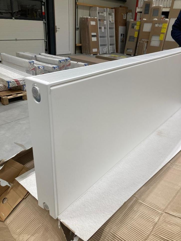 3 goedkope Vasco Flatline radiatoren 40x100 / 50x100 / 60x60, Doe-het-zelf en Verbouw, Verwarming en Radiatoren, Nieuw, Radiator
