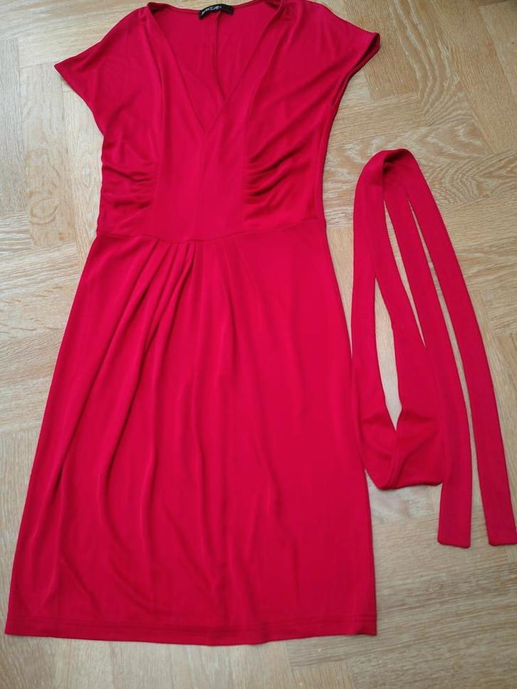 MarcCain jurk 38. Zgan., Kleding | Dames, Jurken, Zo goed als nieuw, Maat 38/40 (M), Rood, Onder de knie, Ophalen of Verzenden