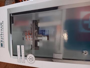 Nieuwe medicijnen kast met 2 sleutels beschikbaar voor biedingen