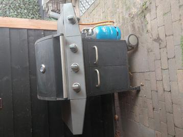 Gas BBQ met gasfles beschikbaar voor biedingen