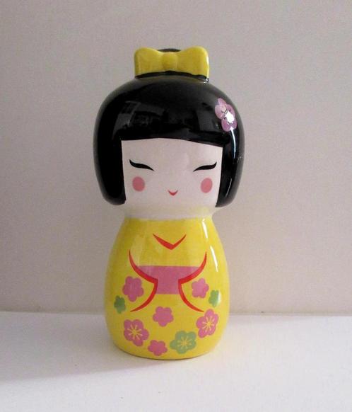Mooie gele kokeshi pop / spaarpot geisha / keramiek Japan, Verzamelen, Spaarpotten, Zo goed als nieuw, Overige thema's, Steen, Aardewerk of Keramiek