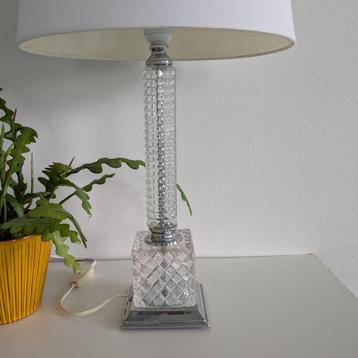 Hoge vintage tafellamp van glas / kristal en zilverkleurige beschikbaar voor biedingen