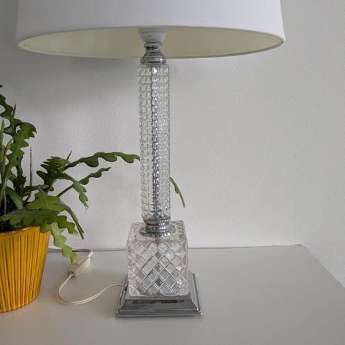 Hoge vintage tafellamp van glas / kristal en zilverkleurige, Huis en Inrichting, Lampen | Tafellampen, Gebruikt, Minder dan 50 cm