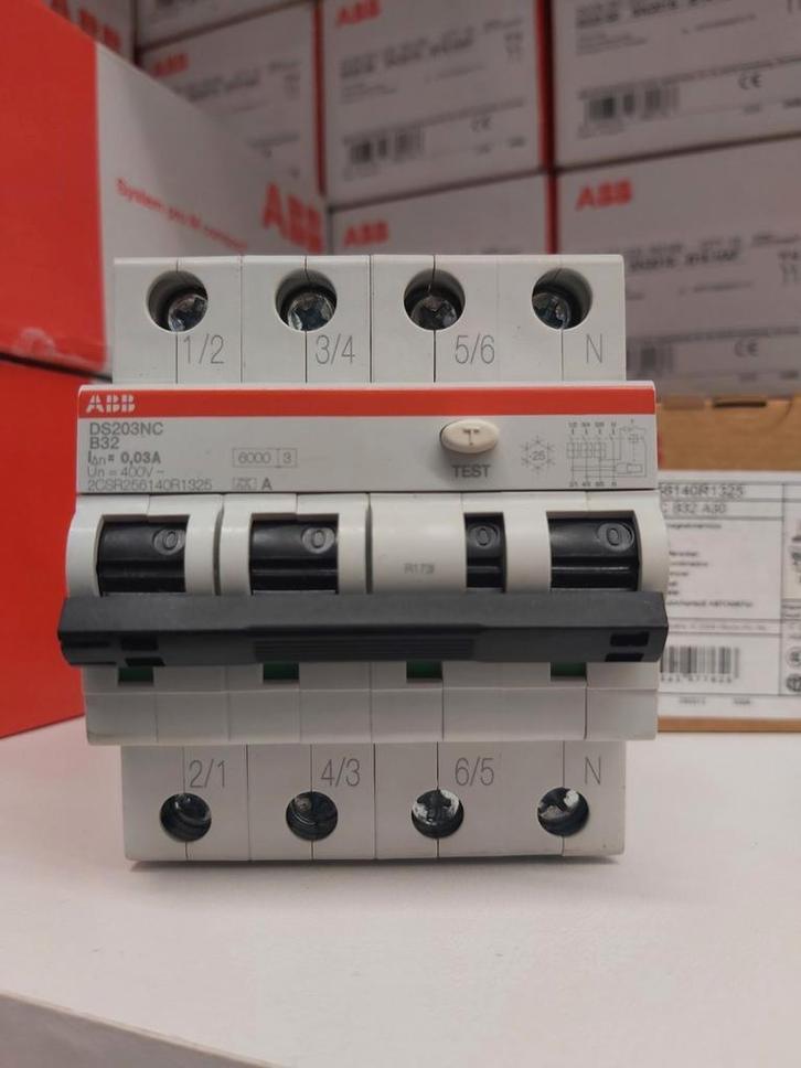 Abb aardlekautomaat B32 30mA, Hobby en Vrije tijd, Elektronica-componenten, Nieuw, Ophalen