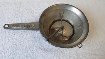Vintage groentezeef van Moulin Legumes beschikbaar voor biedingen