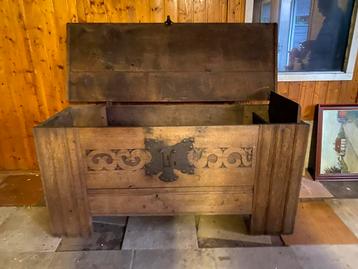 Antieke Eikenhouten Kist beschikbaar voor biedingen