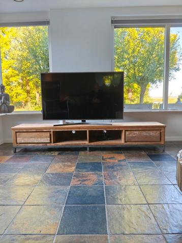 Groot TV meubel mangohout B 2.20  D 0.45  H 0.38 beschikbaar voor biedingen