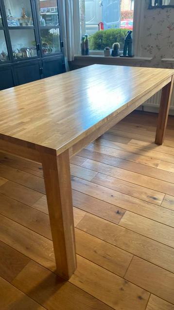 Eikenhouten eettafel , tegen elke aannemelijk bod !!!!