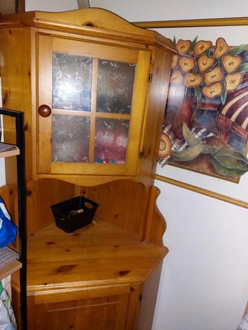 Houten hoekkast met glazen deur beschikbaar voor biedingen
