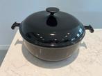 Le Creuset La Mama 29cm Zwart - Enzo Mari Design, Huis en Inrichting, Gietijzer, Ophalen of Verzenden, Zo goed als nieuw, Keramische plaat
