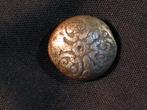 Knoop antiek Franse lely in kader, 1550 bodemvondst. 1999L, Ophalen of Verzenden, Heren