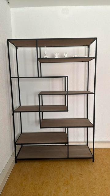 Vakkenkast met hout beschikbaar voor biedingen