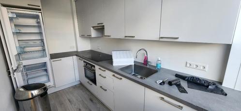 Modern Hoekkeuken met Ingebouwde Inductieplaat, Oven en Koel, Huis en Inrichting, Keuken | Complete keukens, Gebruikt, Hoekkeuken