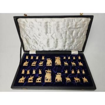 # Handgemaakte schaakset van been. Komt uit india denk ik beschikbaar voor biedingen