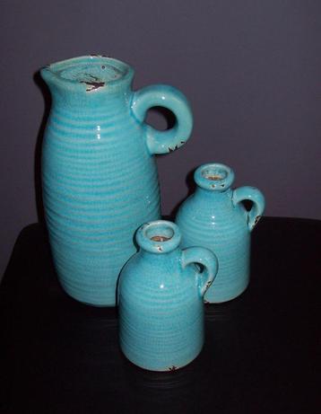 Turquoise kruikjes  beschikbaar voor biedingen