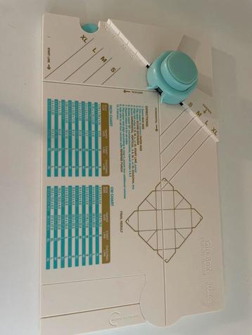 We R Memory Keepers Gift Box Punch Board beschikbaar voor biedingen
