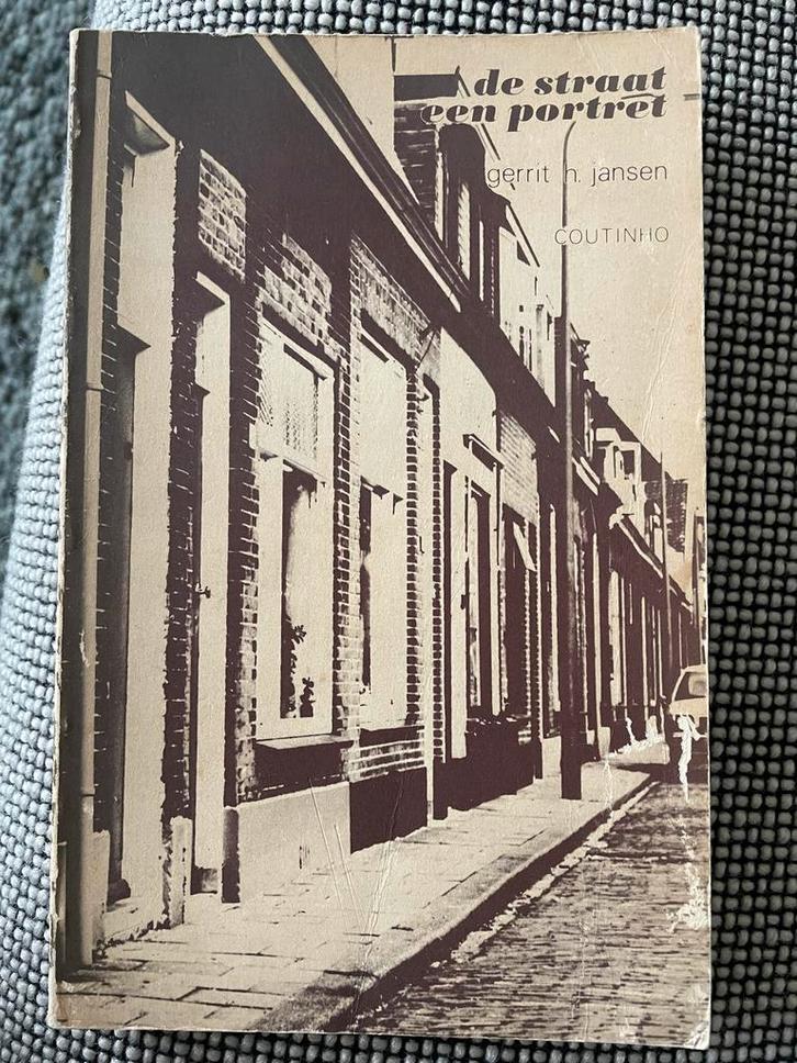 De Korevaarstraat in Utrecht: Een bijzonder portret, Boeken, Streekboeken en Streekromans, Gelezen, Utrecht, Ophalen of Verzenden