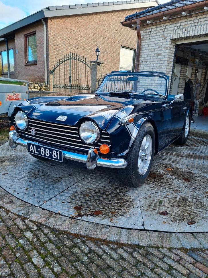 Triumph TR250 OVERDRIVE gerestaureerd, Auto's, Oldtimers, Particulier, Triumph, Benzine, Cabriolet, Handgeschakeld, Blauw, Blauw