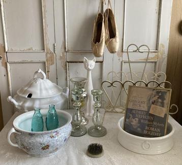 Brocante spitzen - dekschaal - po - schaal - vazen - poes beschikbaar voor biedingen