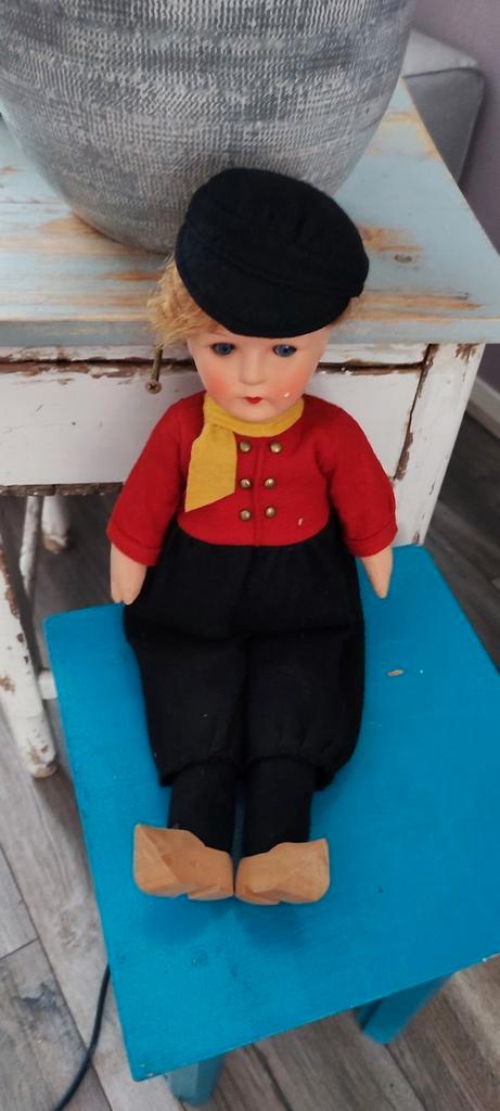 Klederdracht pop met strooien lijfje, Verzamelen, Poppen, Gebruikt, Pop, Ophalen of Verzenden
