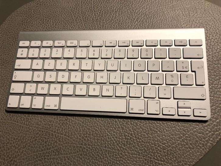 Apple Magic Keyboard (2007) - AZERTY - Maastricht, Computers en Software, Toetsenborden, Zo goed als nieuw, Azerty, Draadloos