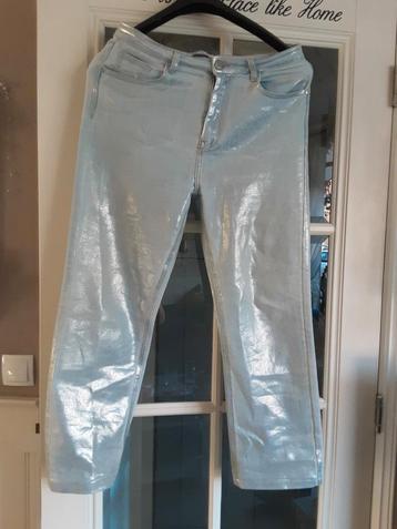 Gave spijkerbroek met zilveren coating - maat 42.  beschikbaar voor biedingen