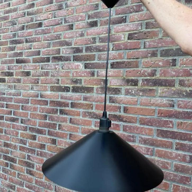 Zwarte hanglamp merk Herda, vintage, Huis en Inrichting, Lampen | Hanglampen, Gebruikt, Minder dan 50 cm, Ophalen