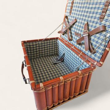 Vintage picknickmand / retro koffer met leren details
60/70 beschikbaar voor biedingen