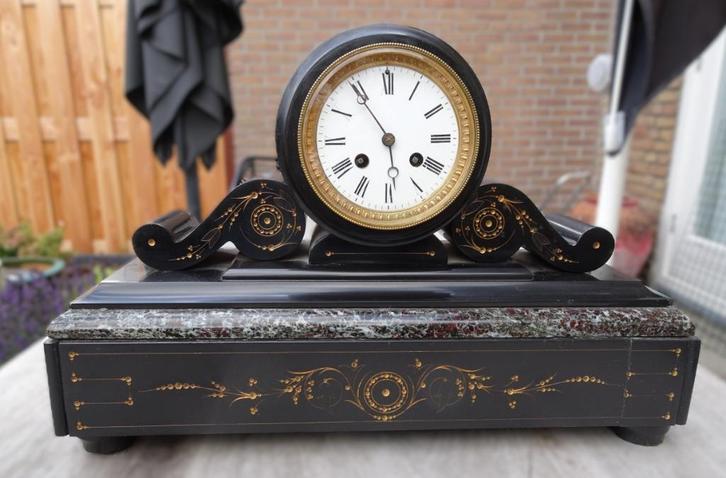 Antiek Franse pendule klok zwart marmer gegraveerde 1900, Antiek en Kunst, Antiek | Klokken, Ophalen