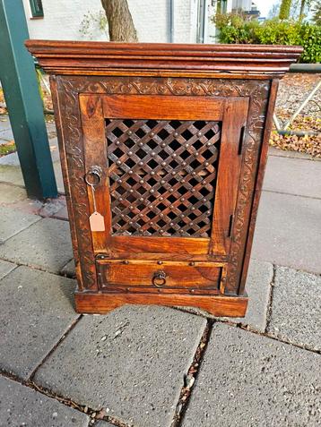 Antiek massief houten kastje met lade en deur beschikbaar voor biedingen