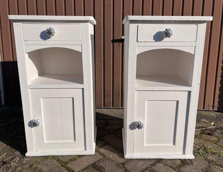 2x Brocante witte grenen houten nachtkastjes, Antiek en Kunst, Curiosa en Brocante, Ophalen