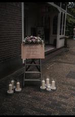 Antieke trap, gebruikt als decoratie bij de bruiloft, Verzenden