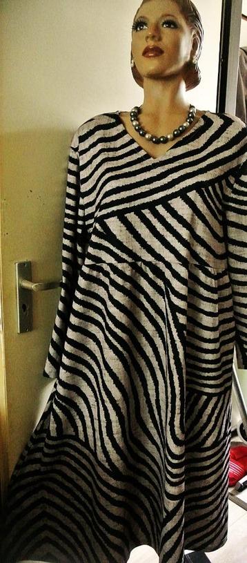 Jurk wijd a lijn model zwart zebra streep plussize 2 XL beschikbaar voor biedingen