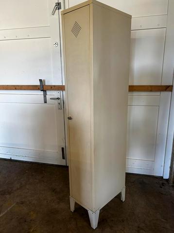 Vintage metalen lockerkast beschikbaar voor biedingen