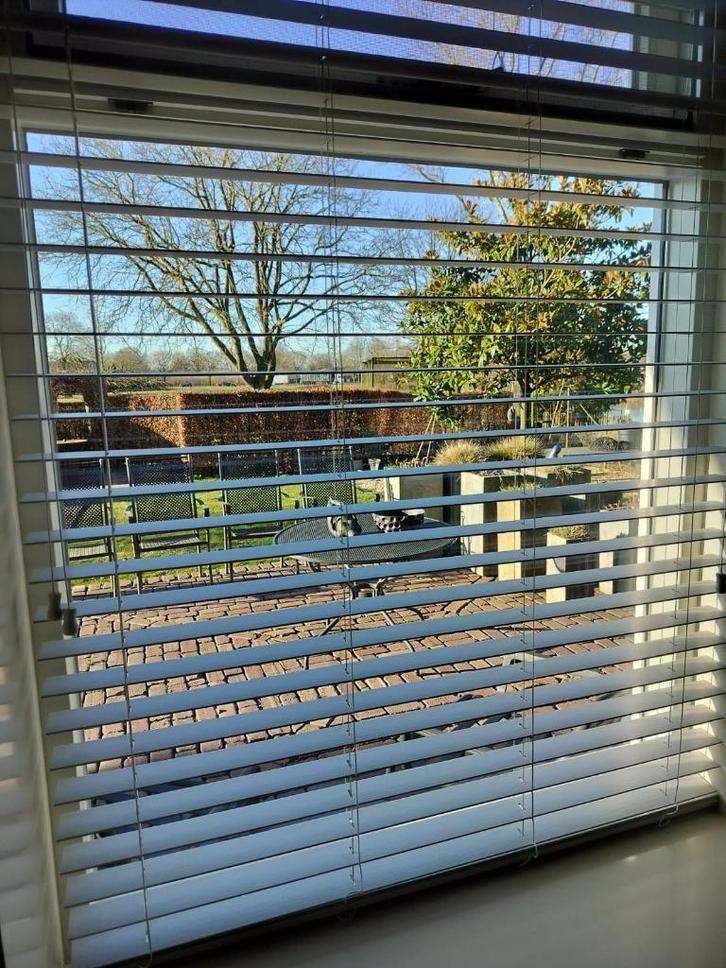 vitrage 'Faux wood' blinds wit houtlook "luxaflex" jaloezie, Huis en Inrichting, Stoffering | Gordijnen en Lamellen, Zo goed als nieuw