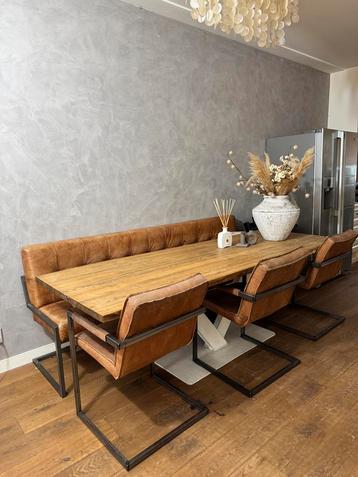 Bank en stoelen beschikbaar voor biedingen