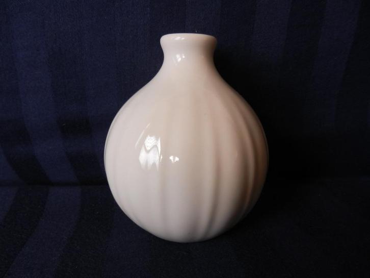 Mooi bolvormig geribd wit geglazuurd vaasje Zenith Gouda 1, Antiek en Kunst, Antiek | Keramiek en Aardewerk, Ophalen of Verzenden