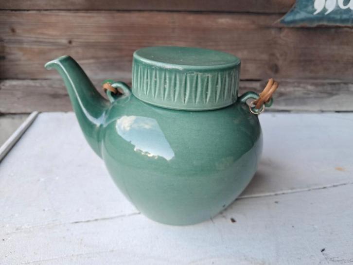 Groene theepot met rieten handvat, Huis en Inrichting, Keuken | Keukenbenodigdheden, Gebruikt, Ophalen of Verzenden