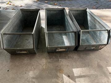 3 Zinken / metalen vintage opbergkisten voor gereedschap beschikbaar voor biedingen